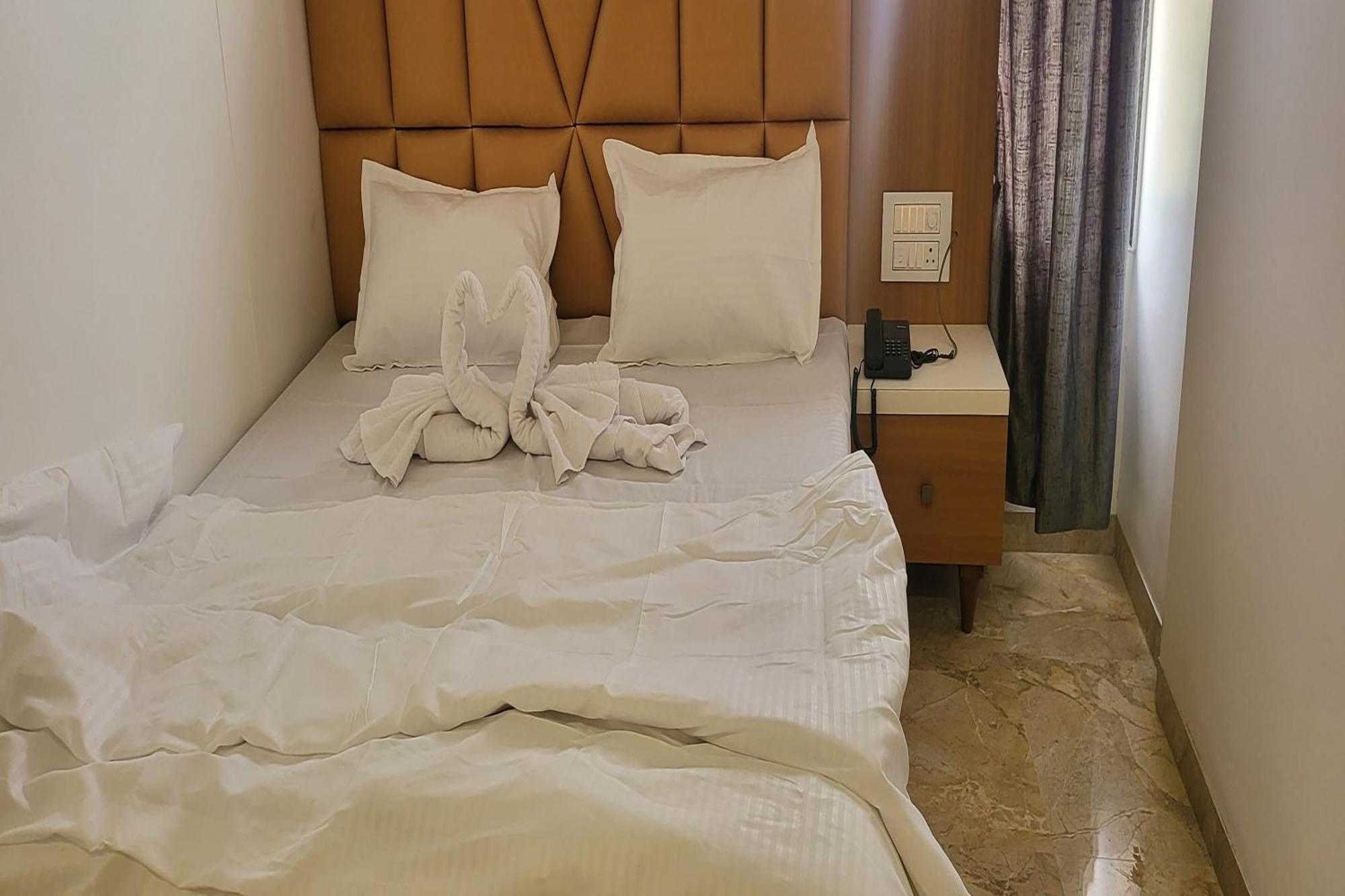 Hotel Ruchi Executive Сатара Екстериор снимка
