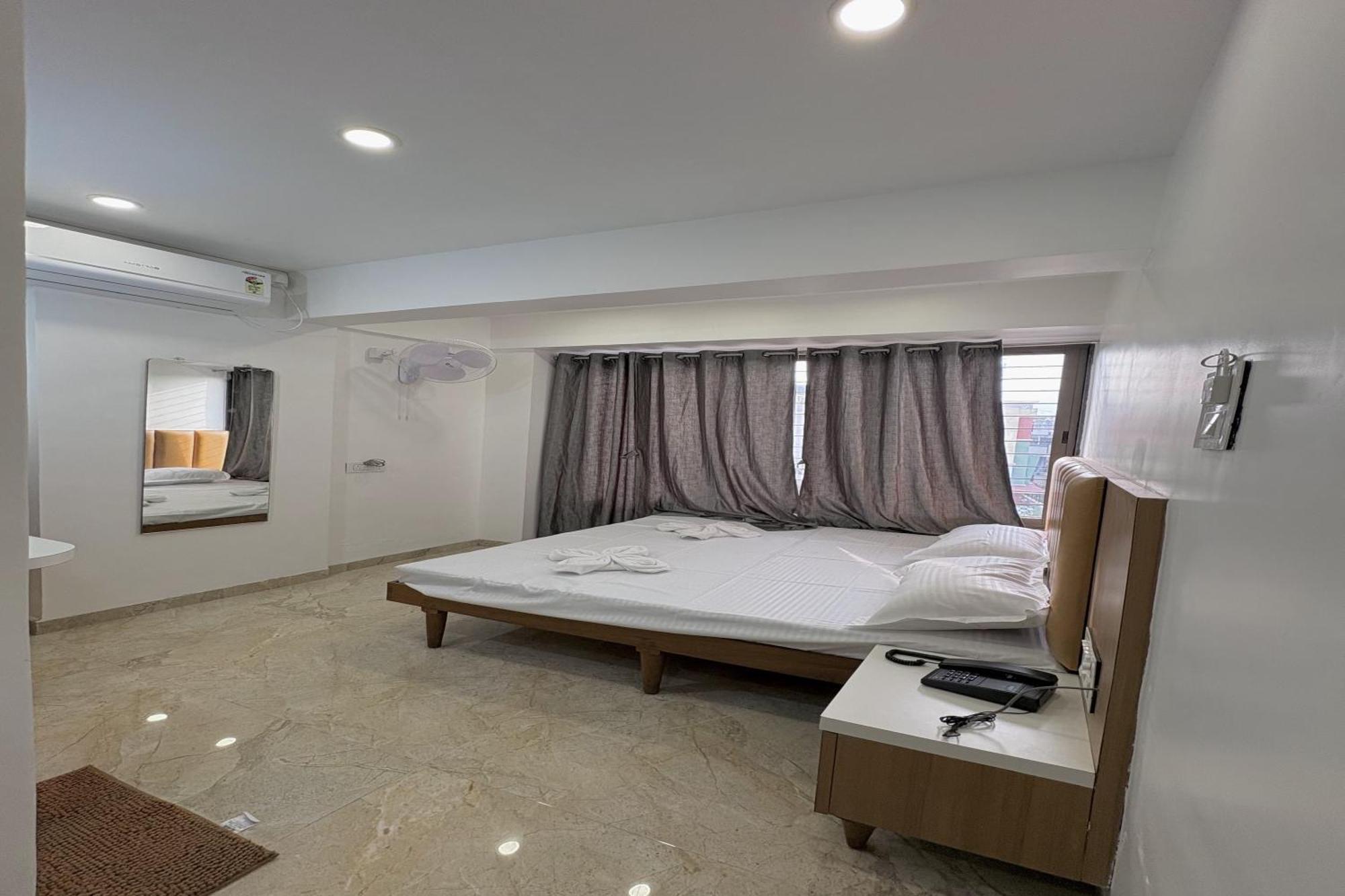 Hotel Ruchi Executive Сатара Екстериор снимка