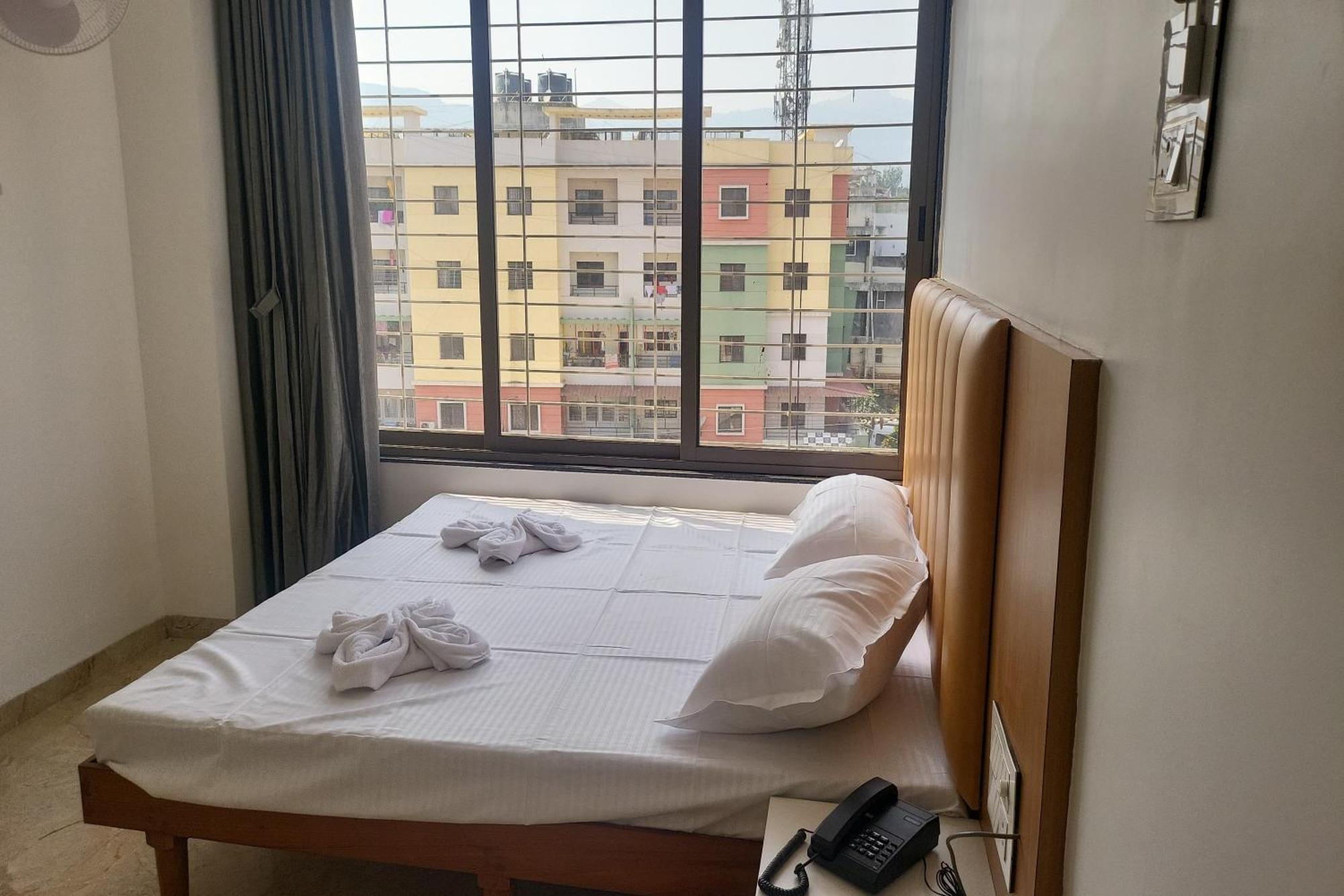 Hotel Ruchi Executive Сатара Екстериор снимка
