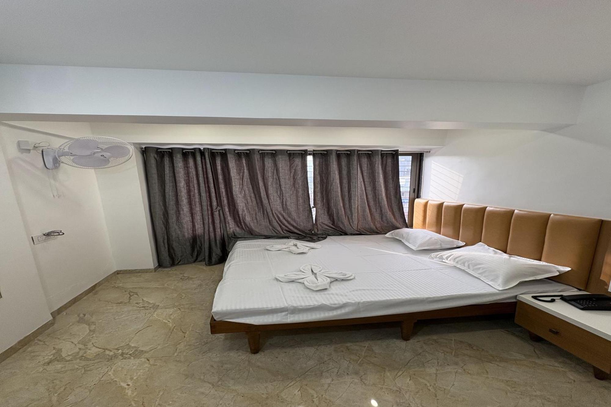 Hotel Ruchi Executive Сатара Екстериор снимка